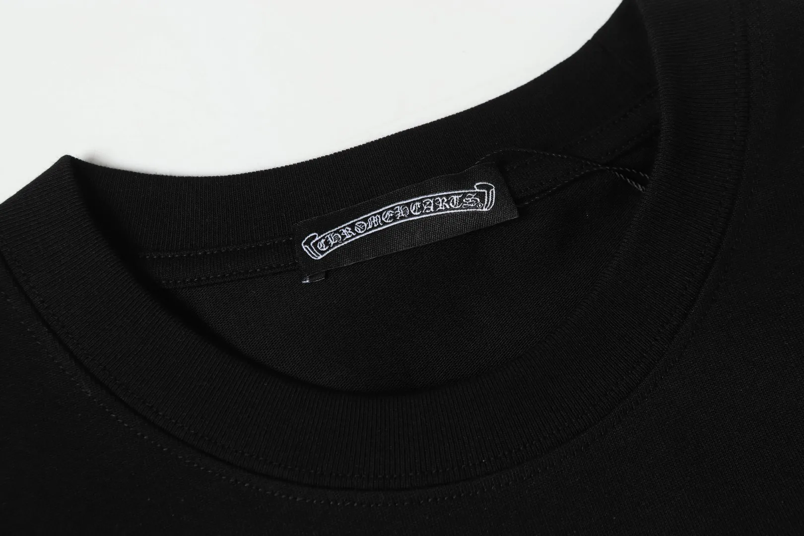 P170 Chrome Hearts* Chrome Hearts are made of 300g double yarn fabric, 1*1 Solona rib, imported digital white ink direct injection + foaming, 3D relief effect, in the perfect blend of fashion and science, a feast of precision and color, high-definition color details, green and environmentally friendly concepts, loose version, same style for men and women. Color: Black White Size: XS S M L